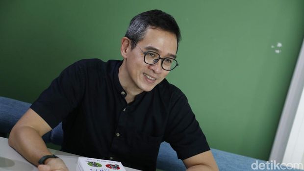 Penulis Henry Manampiring saat menyambangi kantor detikcom pada Kamis (14/12/2023).