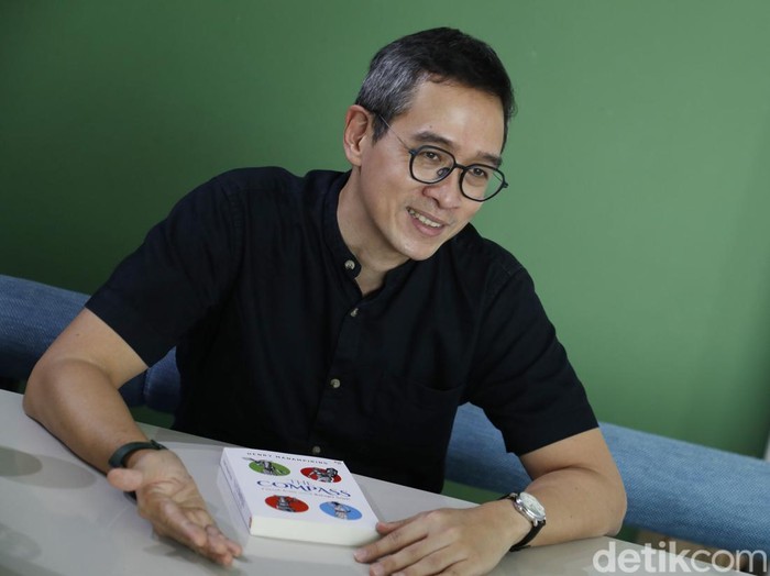 Penulis Henry Manampiring saat menyambangi kantor detikcom pada Kamis (14/12/2023).
