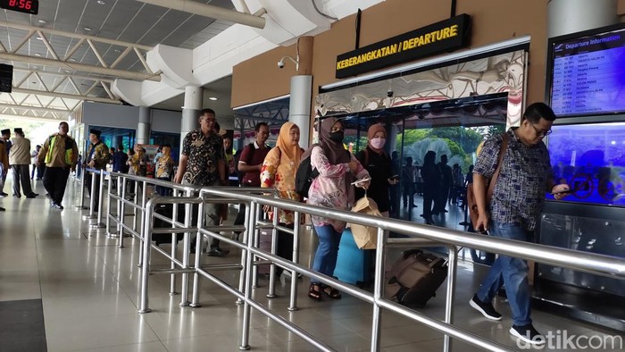 Penumpang mulai memadati Bandara SMB II Palembang