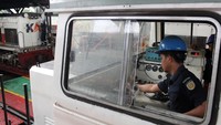 Perawatan rutin serta kebersihan kereta api di Depo lokomotif dan kereta Divre I Sumatera Utara tersebut sebagai upaya untuk memberikan kenyamanan dan keamanan bagi penumpang saat libur Natal 2023 dan tahun baru 2024. ANTARA FOTO/Yudi