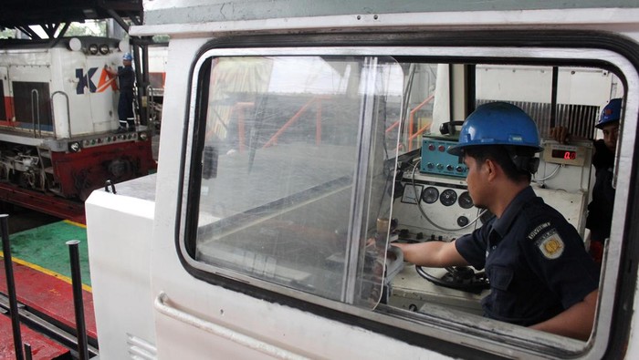 Perawatan lokomotif jelang Natal dan tahun baru Teknisi memeriksa lokomotif saat perawatan kereta api di Depo Lokomotif dan kereta Divre IV Tanjungkarang, Bandar Lampung, Lampung, Sabtu (16/12/2023). Perawatan rutin serta kebersihan kereta api di Depo lokomotif dan kereta Divre IV Tanjungkarang tersebut sebagai upaya untuk memberikan kenyamanan dan keamanan bagi penumpang saat libur Natal dan tahun baru 2024 dengan menggunakan kereta api. ANTARA FOTO/Ardiansyah/nz.