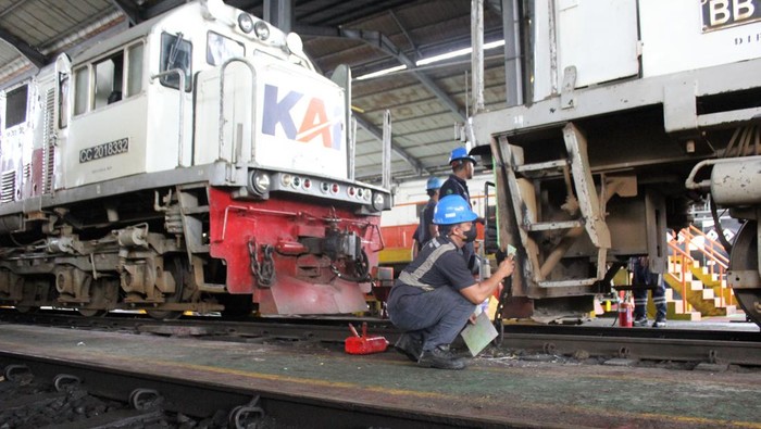 Teknisi memeriksa lokomotif saat perawatan kereta api di Depo Lokomotif dan kereta Divre IV Tanjungkarang, Bandar Lampung, Lampung, Sabtu (16/12/2023). Perawatan rutin serta kebersihan kereta api di Depo lokomotif dan kereta Divre IV Tanjungkarang tersebut sebagai upaya untuk memberikan kenyamanan dan keamanan bagi penumpang saat libur Natal dan tahun baru 2024 dengan menggunakan kereta api. ANTARA FOTO/Ardiansyah/nz.