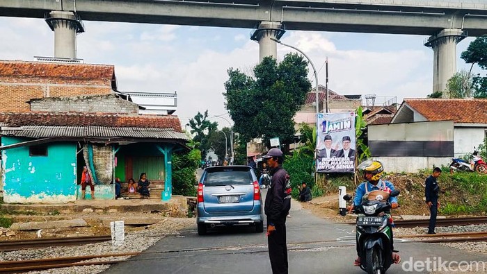 Perlintasan Sebidang Tanpa Palang Pintu TKP KA Feeder Vs Mobil.
