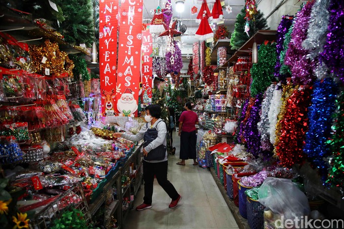 Pernak-pernik Natal Mulai Marak Dijual di Pasar Asemka Hari Raya Natal tinggal beberapa hari lagi. Pernak-pernik Natal pun mulai marak dijual di kawasan Pasar Asemka, Jakarta Barat, Selasa (19/12/2023).