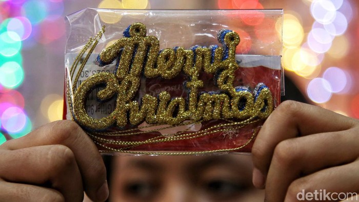 Hari Raya Natal tinggal beberapa hari lagi. Pernak-pernik Natal pun mulai marak dijual di kawasan Pasar Asemka, Jakarta Barat, Selasa (19/12/2023).