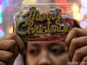 Pernak-pernik Natal Mulai Marak Dijual di Pasar Asemka