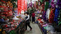 Pernak-pernik yang dijual mulai dari pohon natal, lonceng hingga bando.