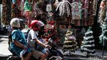 Pernak-pernik Natal Mulai Marak Dijual di Pasar Asemka