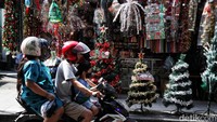 Menurut pedagang, pohon Natal dijual dengan harga mulai dari Rp 638.000.