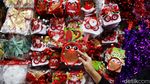 Pernak-pernik Natal Mulai Marak Dijual di Pasar Asemka