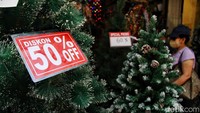 Guna menarik calon pembeli, pedagang memberikan diskon untuk pernak-pernik Natal yang dijualnya.