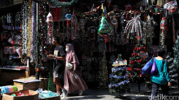 Hari Raya Natal tinggal beberapa hari lagi. Pernak-pernik Natal pun mulai marak dijual di kawasan Pasar Asemka, Jakarta Barat, Selasa (19/12/2023).