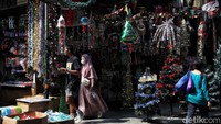 Pasar Asemka merupakan tempat favorit karena menjual berbagai macam hiasan menarik dengan harga terjangkau.