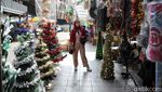 Pernak-pernik Natal Mulai Marak Dijual di Pasar Asemka