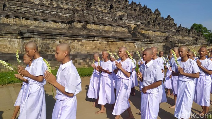 Peserta Pabbajja Samanera Sementara melakukan pradaksina di Candi Borobudur, Selasa (19/12/2023).