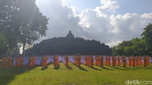 Peserta Pabbajja Samanera Sementara melakukan pradaksina di Candi Borobudur, Selasa (19/12/2023).