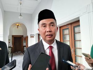 Intip Garasi Bey Machmudin yang Namanya Disinggung Film Dirty Vote