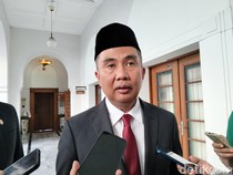 Intip Garasi Bey Machmudin yang Namanya Disinggung Film Dirty Vote