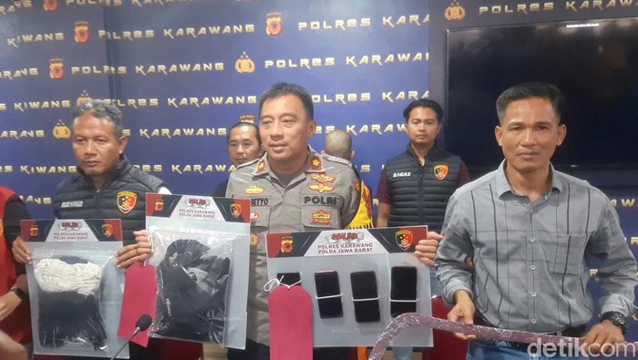 Polisi menunjukkan barang bukti tawuran maut di Karawang