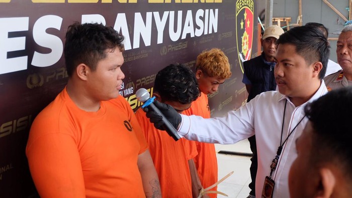 Polisi saat menginterogasi tersangka Ferdi di saat dihadirkan di Polres Banyuasin.