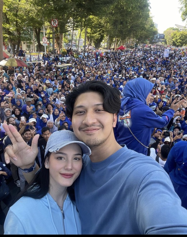 Wanita asal Malaysia itu sebelumnya sempat curhat di media sosial yang menyiratkan rumah tangga keduanya tengah berada di ujung tanduk. Yasmine juga memilih merayakan Lebaran di negaranya, Malaysia. Foto: Instagram @real_aditya1