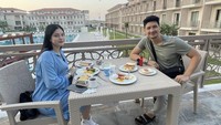 Ketika pasangan Aditya Zoni dan Yasmin Ow sedang berlibur, keduanya menikmati sarapan dengan pemandangan sangat indah. Mereka makan sarapan bergaya Western, seperti roti, sosis, dan scrambled egg. Foto: Instagram @real_aditya1