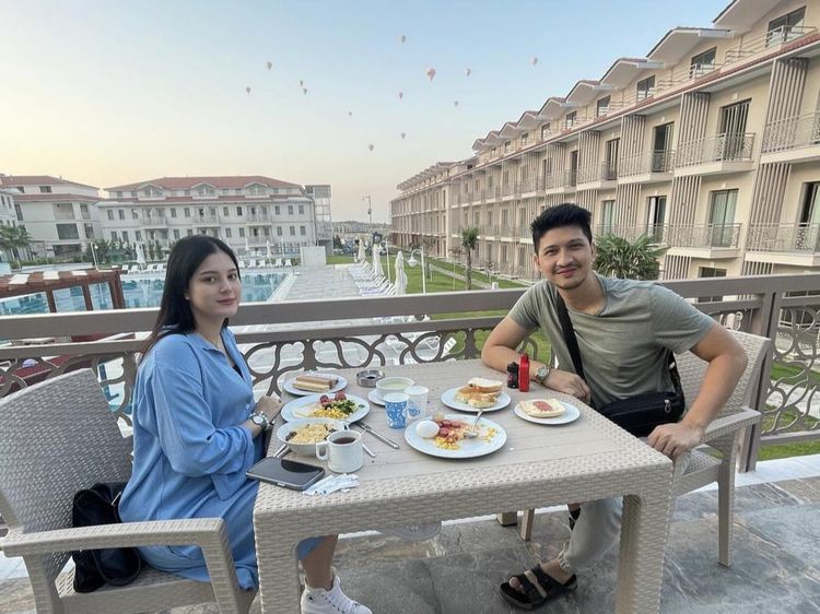 Potret Aditya Zoni, Adik Ammar Zoni Saat Makan Bareng Istri hingga Ngopi