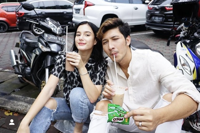 Aditya Zoni dan Yasmine Ow tengah jadi sorotan karena kabar keretakan rumah tangganya. Pesinetron sekaligus adik Ammar Zoni itu digugat cerai oleh sang istri, Yasmine Ow. Kabar tersebut telah dikonfirmasi oleh Humas Pengadilan Agama Cibinong, Dadang Karim. Foto: Instagram @real_aditya1