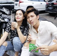 Aditya Zoni dan Yasmine Ow tengah jadi sorotan karena kabar keretakan rumah tangganya. Pesinetron sekaligus adik Ammar Zoni itu digugat cerai oleh sang istri, Yasmine Ow. Kabar tersebut telah dikonfirmasi oleh Humas Pengadilan Agama Cibinong, Dadang Karim. Foto: Instagram @real_aditya1