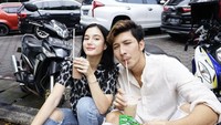 Kalau ini potret ketika pasangan yang menikah pada tahun 2021 itu sedang menikmati minuman starling. Keduanya sempat menikmati es Milo di pinggir jalan nih. Foto: Instagram @real_aditya1