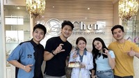 Pria kelahiran 2000 itu juga sempat memberi kejutan kepada dokter kulitnya, dr. Chen. Ia dan sang istri membawakan dr.Chen kue ulang tahun lengkap dengan ucapan yang diukir di cokelat. Foto: Instagram @real_aditya1