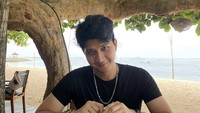Selain menikmati makanan dengan istrinya, adik Ammar Zoni ini juga sering menunjukkan potret saat ia makan sendiri. Salah satunya ini, saat Aditya sarapan roti di hotel pinggir pantai. Foto: Instagram @real_aditya1