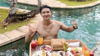 Bapak satu anak itu juga pernah membagikan keseruannya saat menikmati sarapan di kolam renang. Oleh Nusa Dua Beach Hotel and Spa, ia telah disiapkan hidangan nasi goreng, jus, dan buah-buahan. Foto: Instagram @real_aditya1
