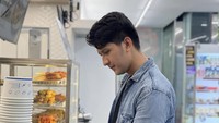 Pemain sinetron Anak Langit itu juga sempat membagikan momen saat sedang memesan kopi di sebuah minimarket. Aditya terlihat sedang memilih-milih menu kopi nih. Kira-kira ia pesan apa ya? Foto: Instagram @real_aditya1