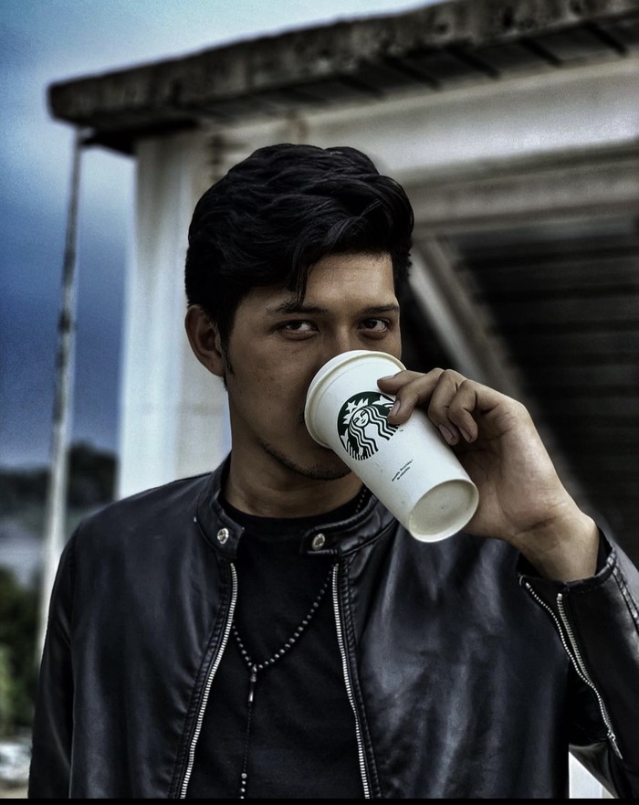 Potret Aditya Zoni, Adik Ammar Zoni Saat Makan Bersama Istri hingga Ngopi
