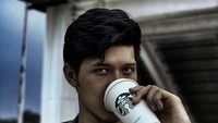 Adik ipar Irish Bella itu tampaknya memang suka kopi. Ada lagi potret ketika Aditya Zoni sedang menyeruput segelas minuman dari Starbucks, berukuran venti. Foto: Instagram @real_aditya1