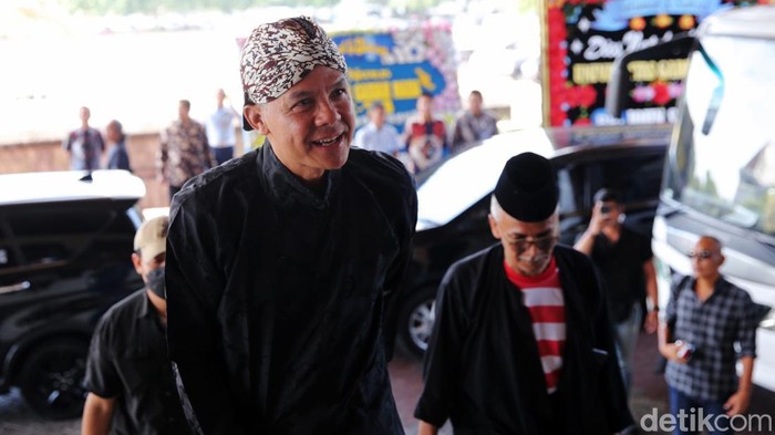Capres nomor urut 3 Ganjar Pranowo menghadiri dies natalis ke-74 Universitas Gadjah Mada (UGM), Selasa (19/12/2023). Ganjar hadir dengan mengenakan baju adat Jawa.