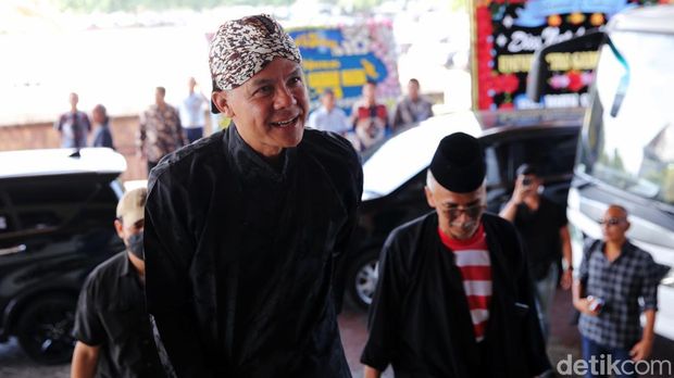 Capres nomor urut 3 Ganjar Pranowo menghadiri dies natalis ke-74 Universitas Gadjah Mada (UGM), Selasa (19/12/2023). Ganjar hadir dengan mengenakan baju adat Jawa.