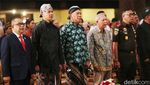 Potret Ganjar Berbaju Adat Jawa di Dies Natalis ke-74 UGM
