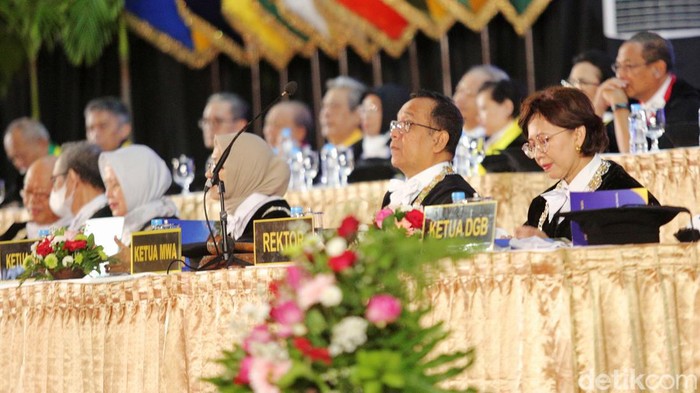 Potret Ganjar Berbaju Adat Jawa di Dies Natalis ke-74 UGM Capres nomor urut 3 Ganjar Pranowo menghadiri dies natalis ke-74 Universitas Gadjah Mada (UGM), Selasa (19/12/2023). Ganjar hadir dengan mengenakan baju adat Jawa.