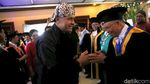 Potret Ganjar Berbaju Adat Jawa di Dies Natalis ke-74 UGM