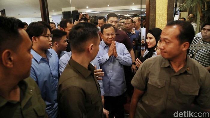 Prabowo Subianto menghadiri acara kelompok relawan Aliansi Tionghoa Indonesia di Jakarta Utara. Acara itu digelar di Mangga Dua Square, Jakarta.