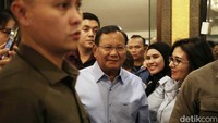 Prabowo didampingi sejumlah pengawal berkemeja hijau tua dan merah marun. Namun tidak terlihat Mayor Teddy di sekitarnya.  