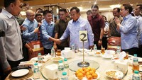 Kedatangan Prabowo disambut semarak barongsai. Prabowo melambaikan tangannya seraya berjalan menuju meja bundar di posisi depan dekat panggung.  
