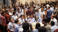 Tampak seorang pengunjung berfoto bersama Prabowo.  
