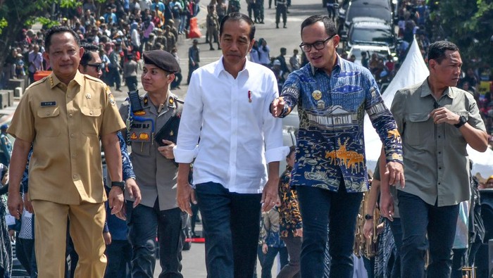 Presiden Joko Widodo (tengah) didampingi Wali Kota Bogor Bima Arya (kedua kanan) dan Menteri Dalam Negeri Tito Karnavian (kiri) berjalan bersama menuju lokasi peresmian jembatan Otista, Kota Bogor, Jawa Barat, Selasa (19/12/2023). Revitalisasi jembatan Otista, Kota Bogor yang menggunakan anggaran bantuan Provinsi Jawa Barat sebesar Rp50 miliar dan dikerjakan selama 7,5 bulan tersebut sebagai upaya mengatasi kemacetan di Kota Bogor. ANTARA FOTO/Arif Firmansyah/nym.