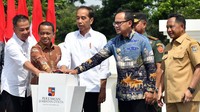 Presiden Joko Widodo (tengah) bersama Wali Kota Bogor Bima Arya (ketiga kanan), Panglima TNI Agus Subiyanto (kedua kanan), Menteri Dalam Negeri Tito Karnavian (kanan), Menteri Investasi/Kepala Badan Koordinasi Penanaman Modal (BKPM) Bahlil Lahadalia (kedua kiri) dan Pejabat Gubernur Jawa Barat Bey Machmudin (kiri) menekan tombol peresmian jembatan Otista, Kota Bogor, Jawa Barat, Selasa (19/12/2023).
