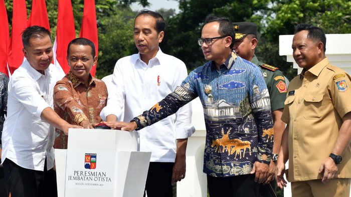 Presiden Joko Widodo (tengah) didampingi Wali Kota Bogor Bima Arya (kedua kanan) dan Menteri Dalam Negeri Tito Karnavian (kiri) berjalan bersama menuju lokasi peresmian jembatan Otista, Kota Bogor, Jawa Barat, Selasa (19/12/2023). Revitalisasi jembatan Otista, Kota Bogor yang menggunakan anggaran bantuan Provinsi Jawa Barat sebesar Rp50 miliar dan dikerjakan selama 7,5 bulan tersebut sebagai upaya mengatasi kemacetan di Kota Bogor. ANTARA FOTO/Arif Firmansyah/nym.