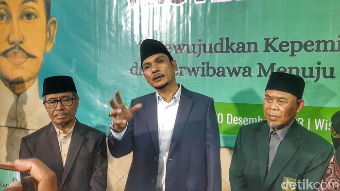 Presiden Syarikat Islam Indonesia, Muflich Chalif Ibrahim (Tengah)di Desa Ciaro, Kecamatan Nagreg