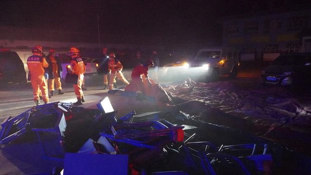 Puing-puing rumah yang roboh akibat gempa bumi di daerah Jishishan di provinsi Gansu, Tiongkok barat laut, Selasa, 19 Desember 2023. (Chinatopix Via AP)